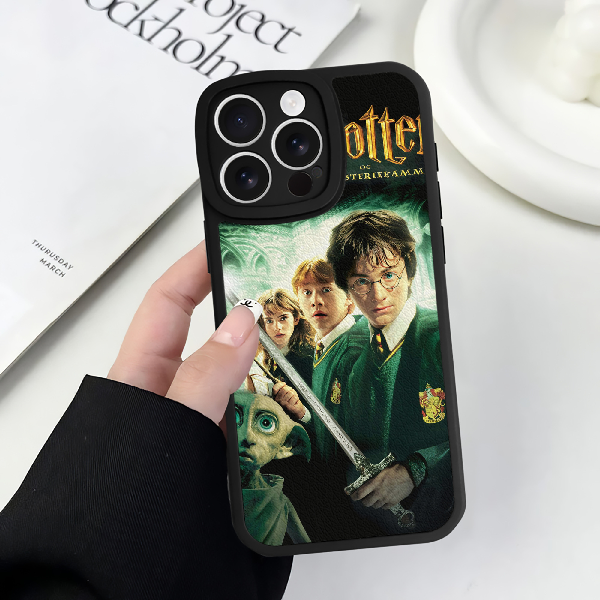 （画像用） Harry Potter ハリー・ポッターシリーズ 【iPhone 16シリーズ対応】シリコンスマホケース（レザー調） 材質：シリコン